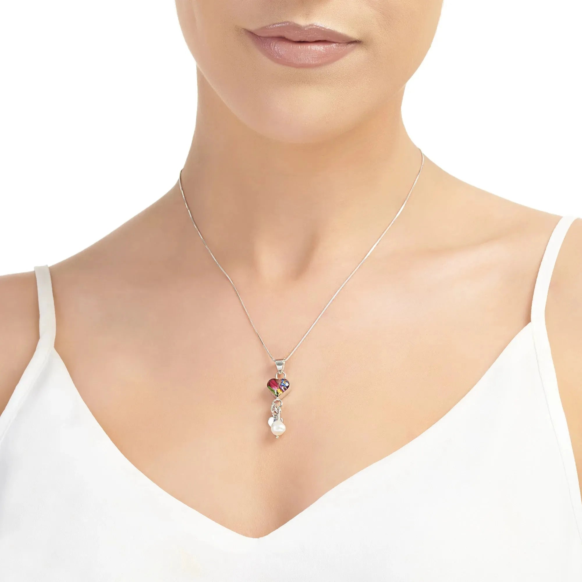 Pendentif en forme de cœur en argent sterling avec de vraies fleurs et un charme en perle de culture