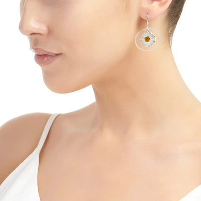 Boucles d'oreilles Daisy avec entourage en argent sterling. Fait main par Shrieking Violet®