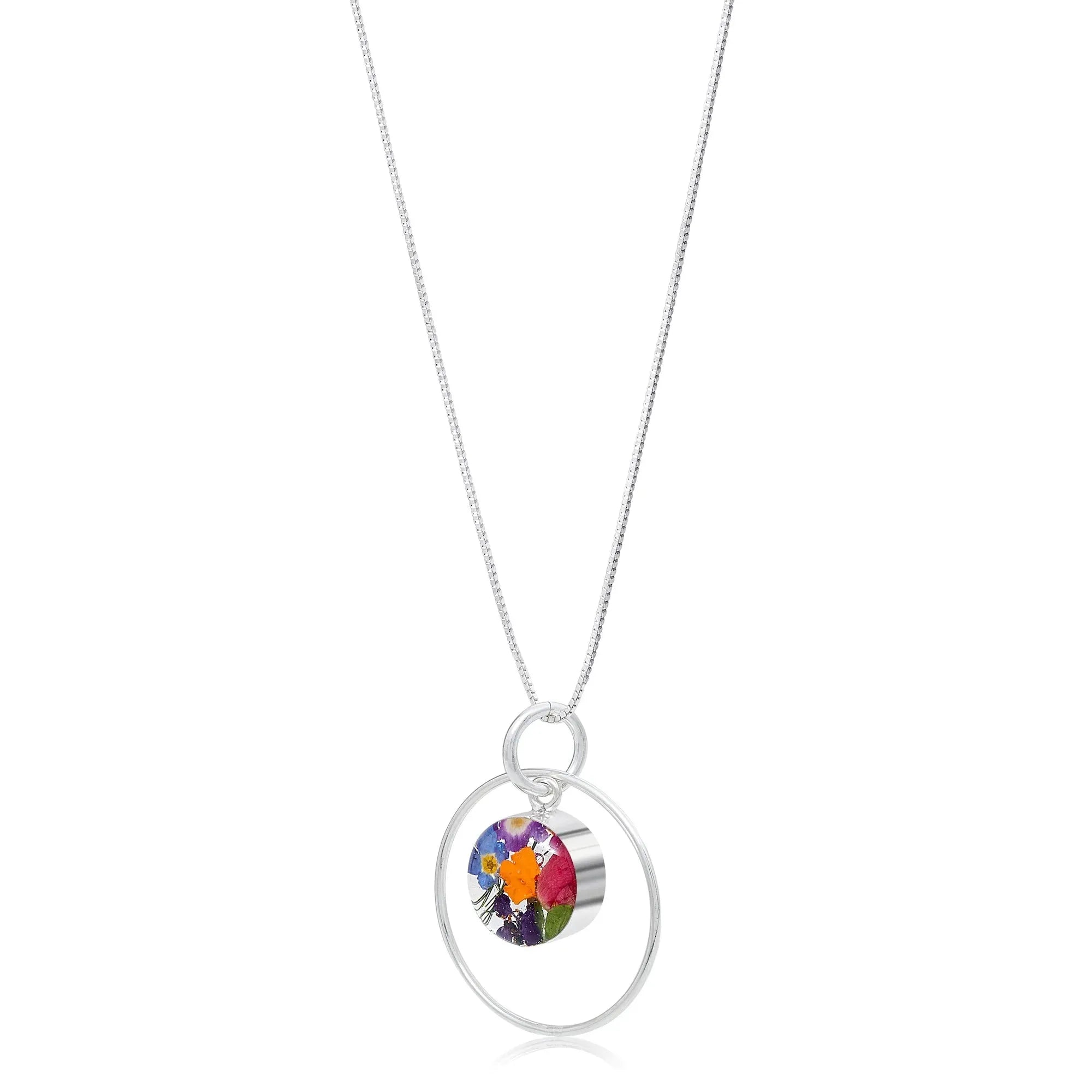 Collier en argent sterling avec de vraies fleurs. Pendentif circulaire entouré de fleurs mélangées