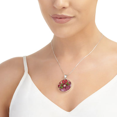 Grand pendentif rond avec de vraies fleurs rouges et violettes – Argent