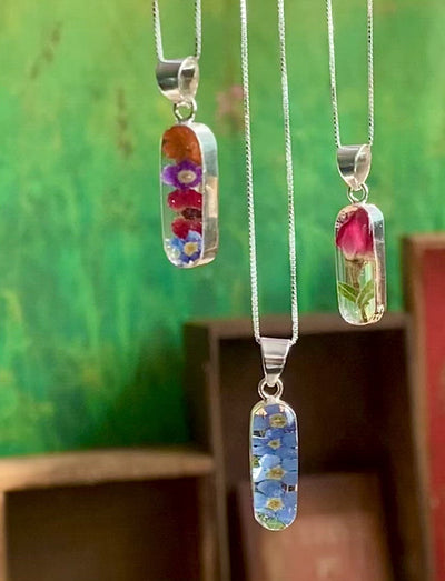 Collier de fleurs par Shrieking Violet® pendentif fleur ovale Leela.